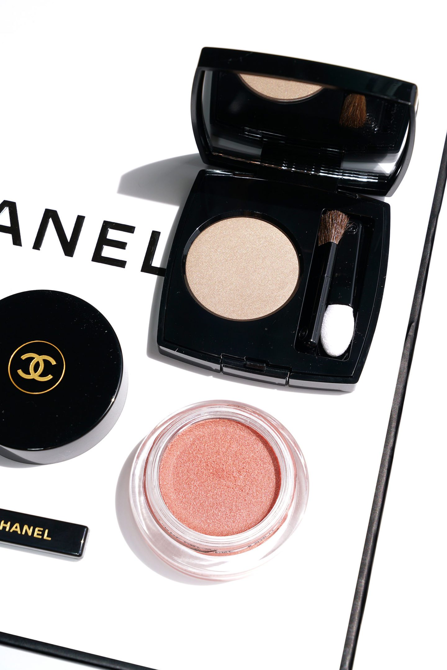 Ombre Premiere Longwear Powder Shadow High Profile and Cream in Ultra Flesh